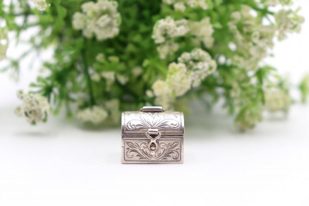 Caixa de comprimidos em prata com gravados e em forma de baú